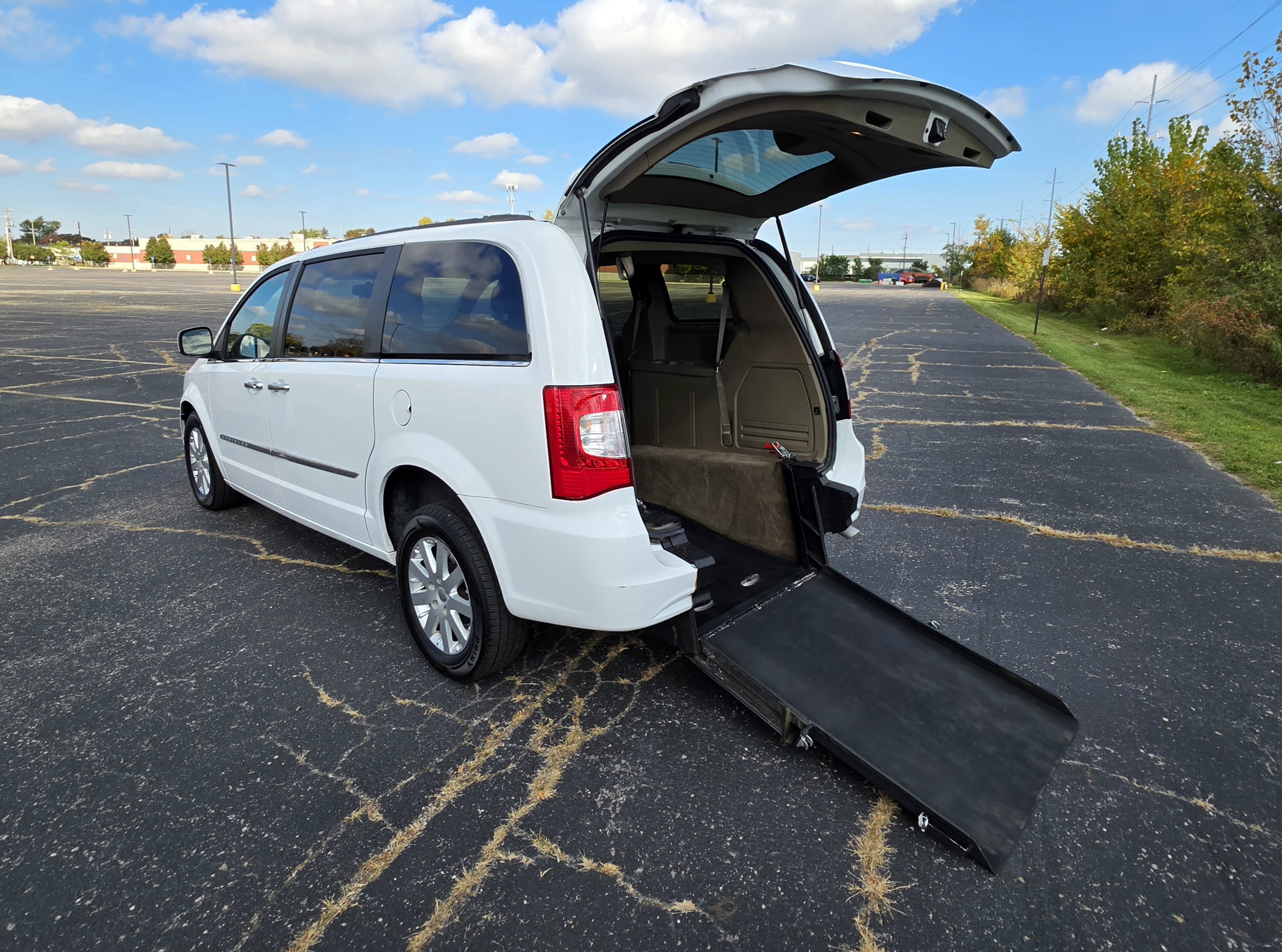 Used 2016 Chrysler Town & Country Touring FWD image 2