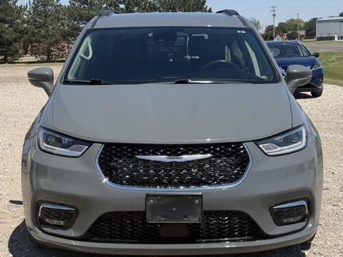 Used 2022 Chrysler Pacifica Touring-L FWD image 8