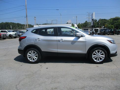 Used 2017 Nissan Rogue Sport S image 5