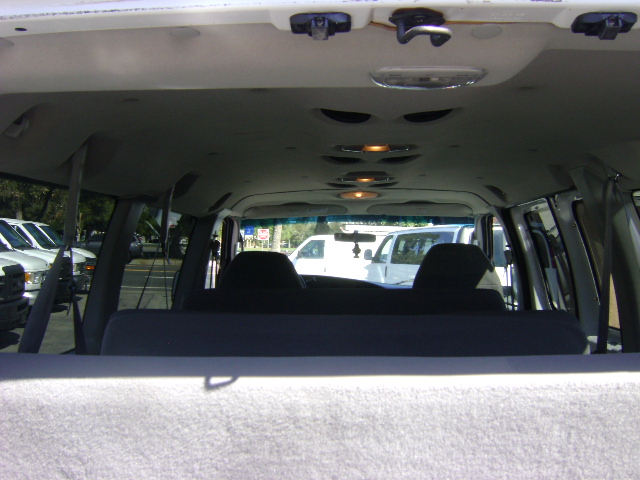 Used 2005 Ford E-350 and Econoline 350 Super Duty Wagon RWD image 16