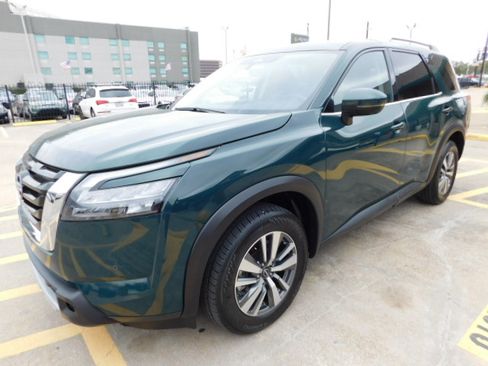 Used 2025 Nissan Pathfinder SL FWD image 4