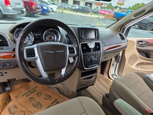 Used 2014 Chrysler Town & Country Touring image 20
