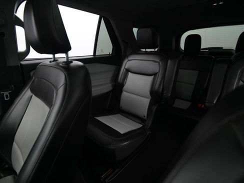 Used 2022 Ford Explorer XLT image 36