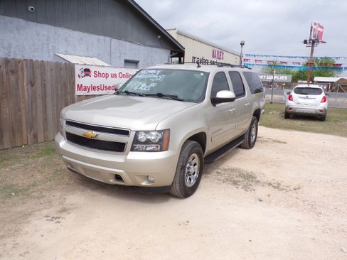 Used 2014 Chevrolet Suburban LT image 1
