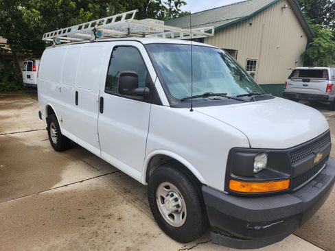 Used 2017 Chevrolet Express 3500 RWD image 3