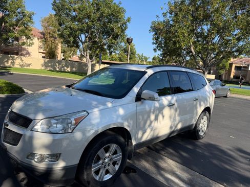Used 2012 Chevrolet Traverse FWD LT w/ 2LT image 2