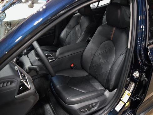 Used 2018 Toyota Camry XLE image 17