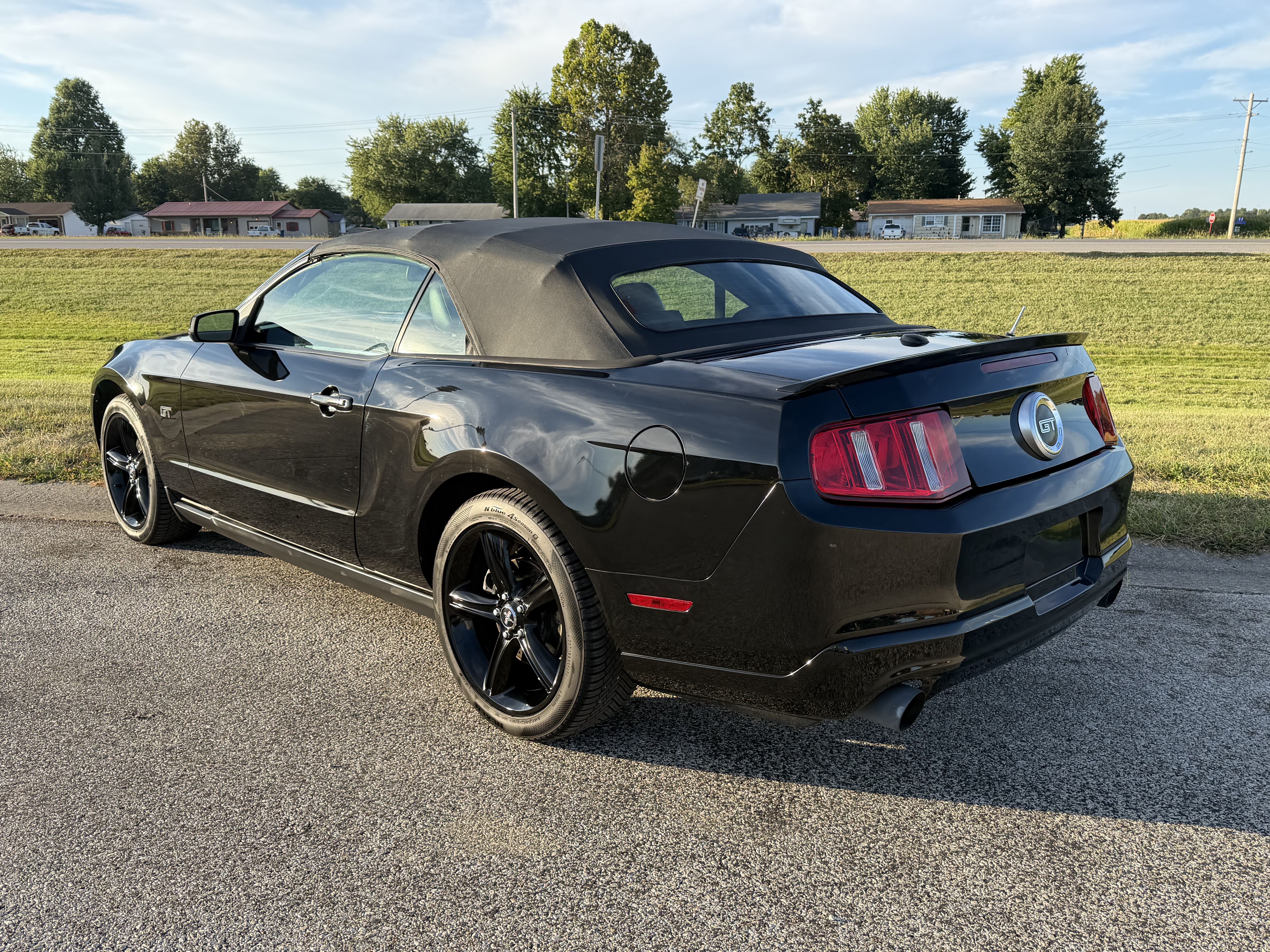 Used 2010 Ford Mustang GT Convertible RWD image 3