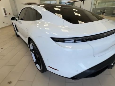 Used 2022 Porsche Taycan image 7
