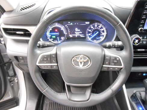 Used 2022 Toyota Highlander XLE image 8