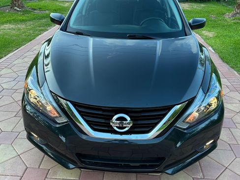 Used 2017 Nissan Altima SV FWD image 2