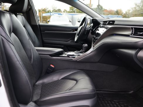 Used 2018 Toyota Camry XSE image 15