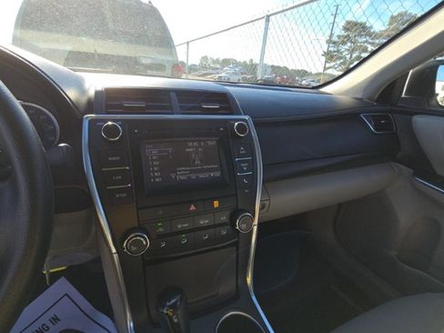 Used 2017 Toyota Camry LE image 10