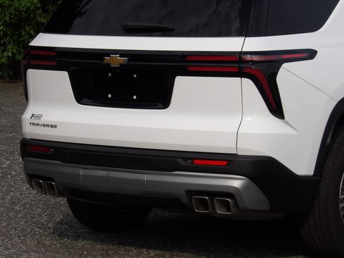 Used 2026 Chevrolet Traverse FWD LT image 10
