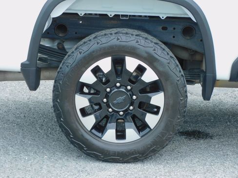 Used 2020 Chevrolet Silverado 2500 4x4 Crew Cab Custom image 9
