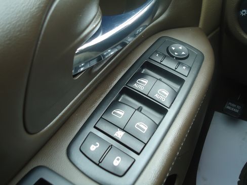 Used 2014 Chrysler Town & Country Touring image 18