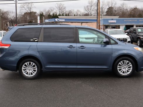 Used 2014 Toyota Sienna XLE image 9