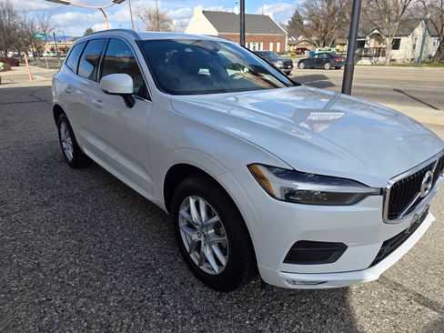 Used 2021 Volvo XC60 T5 Momentum image 3