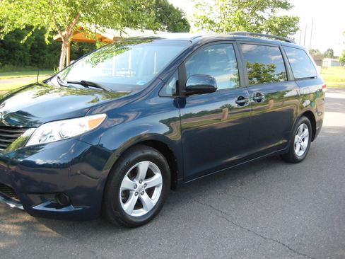 Used 2011 Toyota Sienna LE FWD image 11