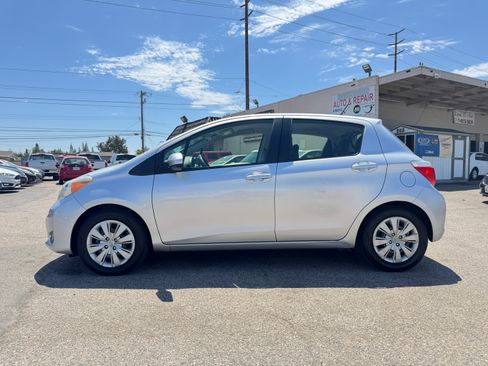 Used 2012 Toyota Yaris 4-Door Hatchback FWD image 4