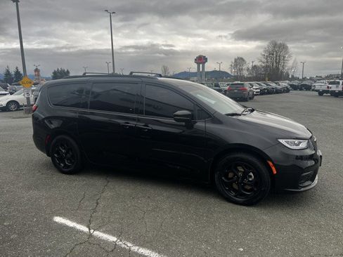 Used 2024 Chrysler Pacifica Select image 3