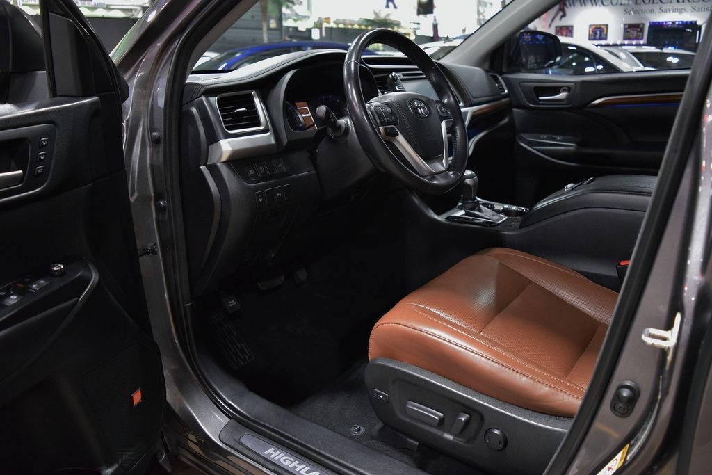 Used 2018 Toyota Highlander Limited V6 w/ 3rd Row FWD image 17