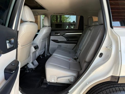 Used 2017 Toyota Highlander AWD V6 image 19