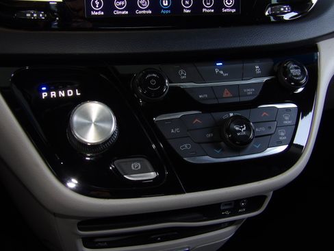 Used 2020 Chrysler Pacifica Touring image 7