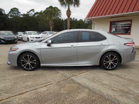 Used 2020 Toyota Camry SE image 1