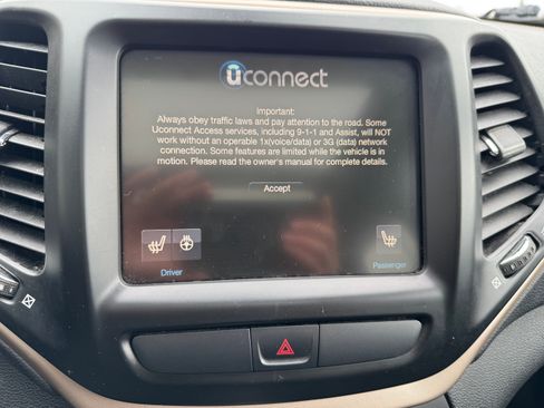 Used 2015 Jeep Cherokee Limited image 18