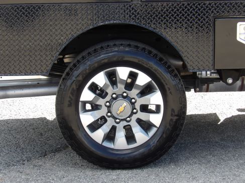 Used 2024 Chevrolet Silverado 2500 Custom image 8