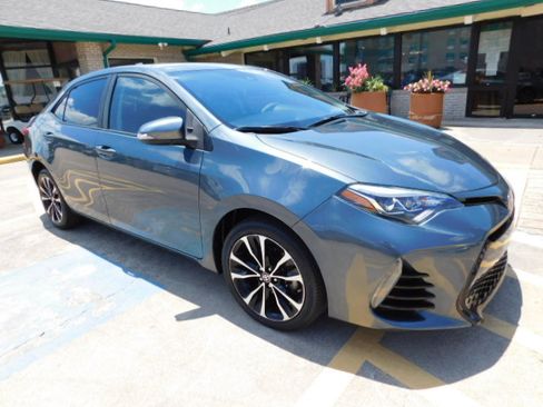 Used 2017 Toyota Corolla SE FWD image 2