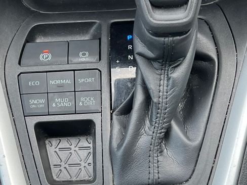 Used 2022 Toyota RAV4 AWD XLE w/ Convenience Package image 14