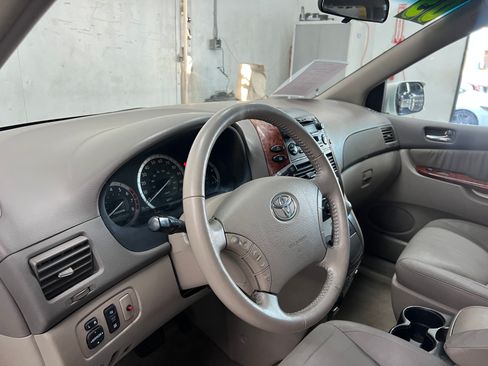 Used 2005 Toyota Sienna XLE image 12