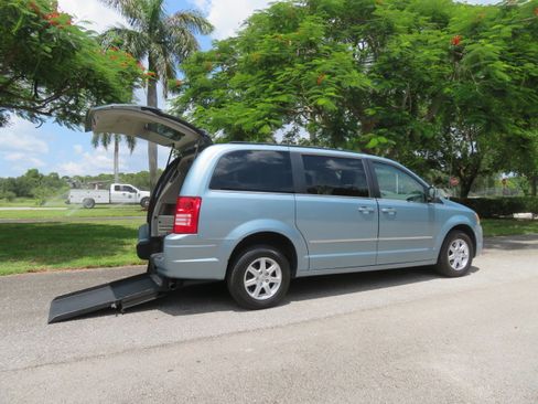 Used 2010 Chrysler Town & Country Touring FWD image 24