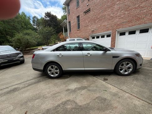 Used 2018 Ford Taurus SE FWD image 2