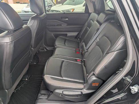 Used 2024 Nissan Pathfinder SL image 7