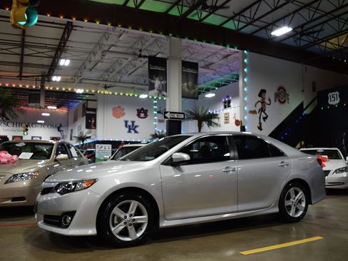 Used 2013 Toyota Camry SE image 3