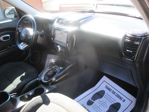 Used 2019 Kia Soul + image 4