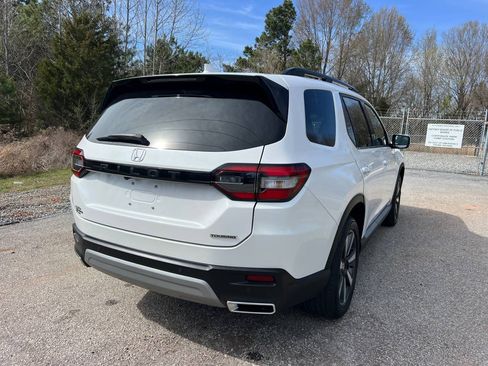 Used 2025 Honda Pilot Touring image 8