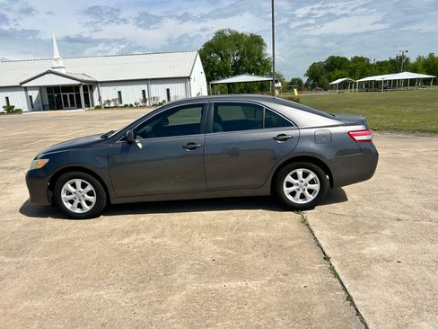Used 2011 Toyota Camry LE image 7