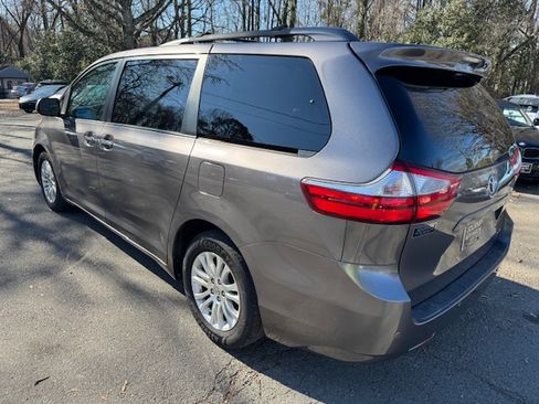 Used 2017 Toyota Sienna XLE Premium image 2