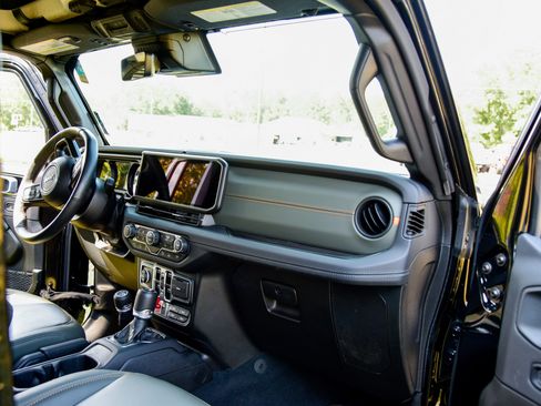 Used 2024 Jeep Gladiator Mojave image 10