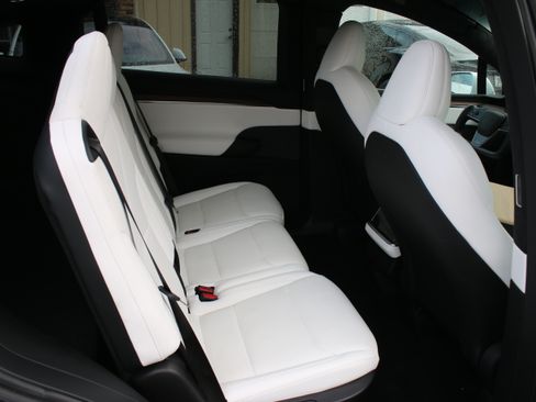 Used 2023 Tesla Model X image 3