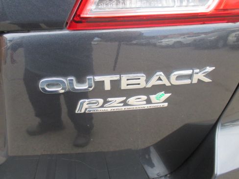 Used 2010 Subaru Outback 2.5i Premium AWD/4WD image 12