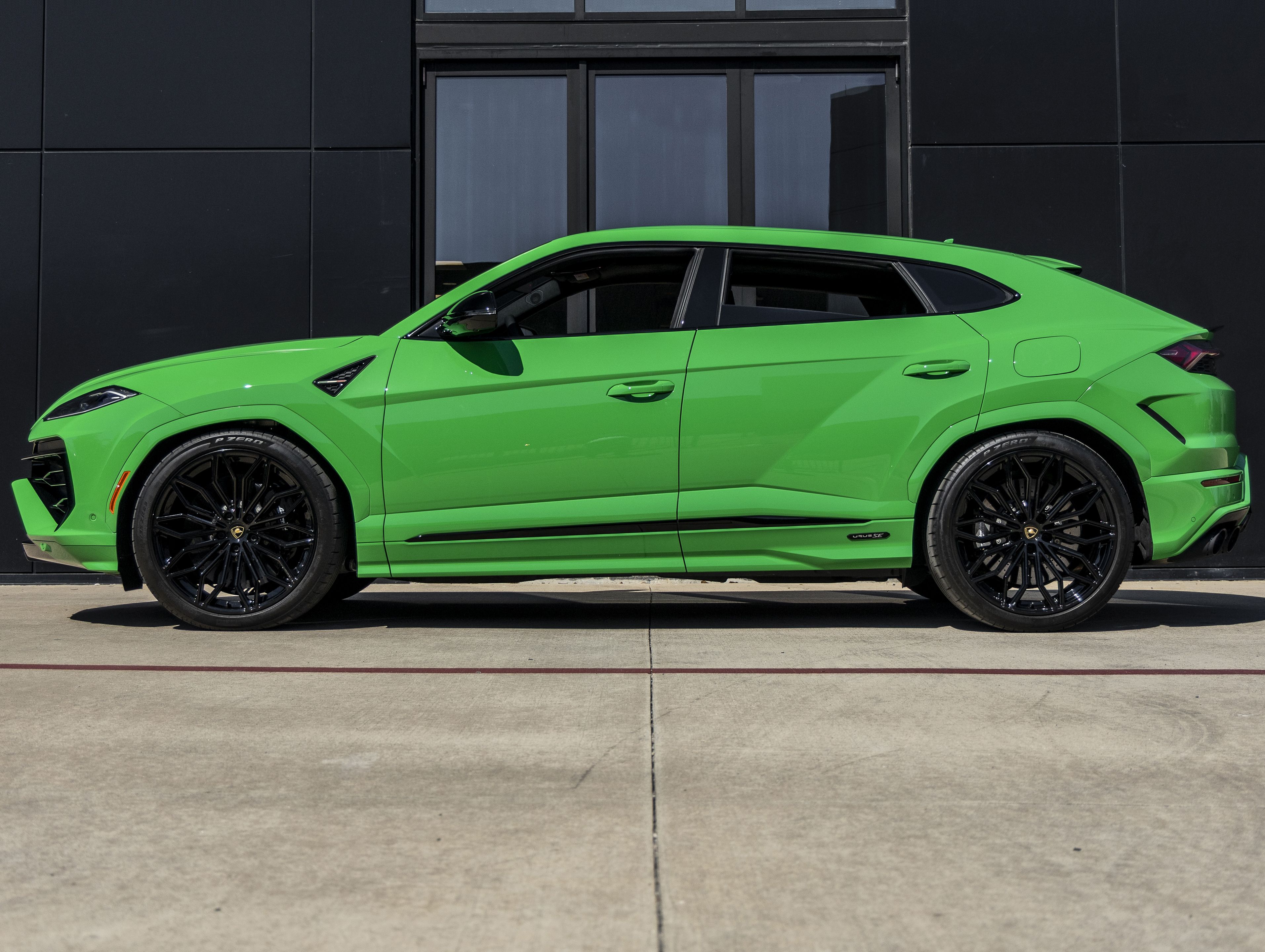 Used 2025 Lamborghini Urus SE AWD/4WD image 5