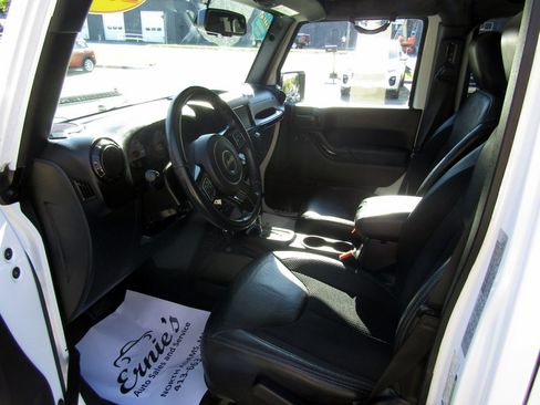 Used 2017 Jeep Wrangler Unlimited image 16