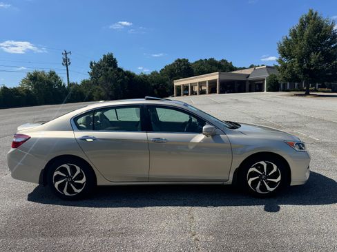Used 2016 Honda Accord EX image 3