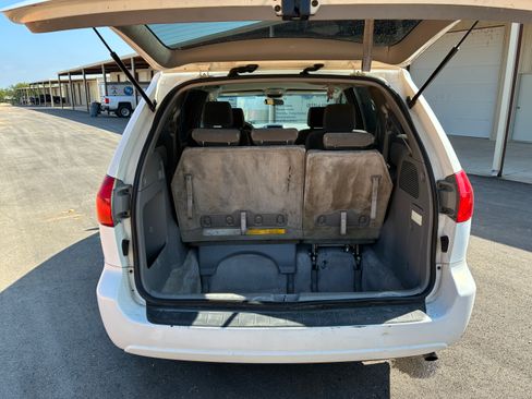 Used 2007 Toyota Sienna LE Minivan 4D FWD image 12