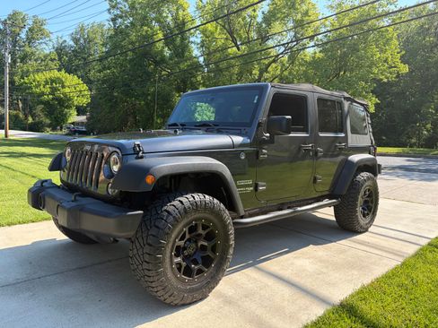 Used 2018 Jeep Wrangler JK 4WD Unlimited Sport image 2